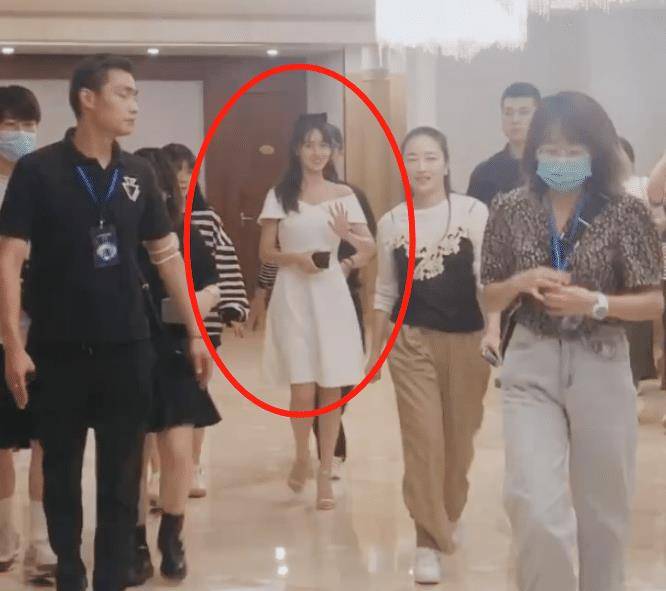 只不过当袁冰妍到酒店大楼的时候,她身后有超级多的路人,而且难得