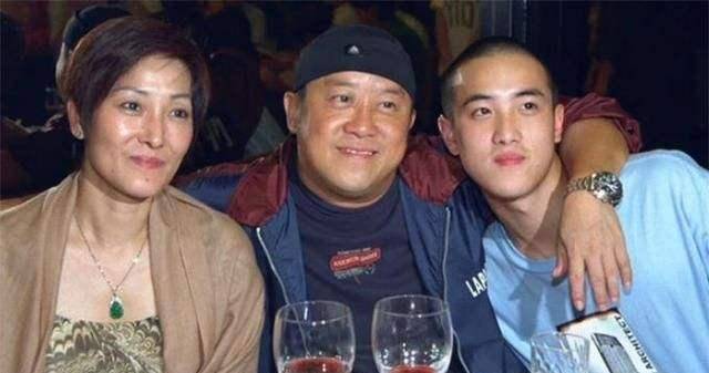 曾志伟妻子朱锡珍病逝,长期分居20年,难得有个好儿子