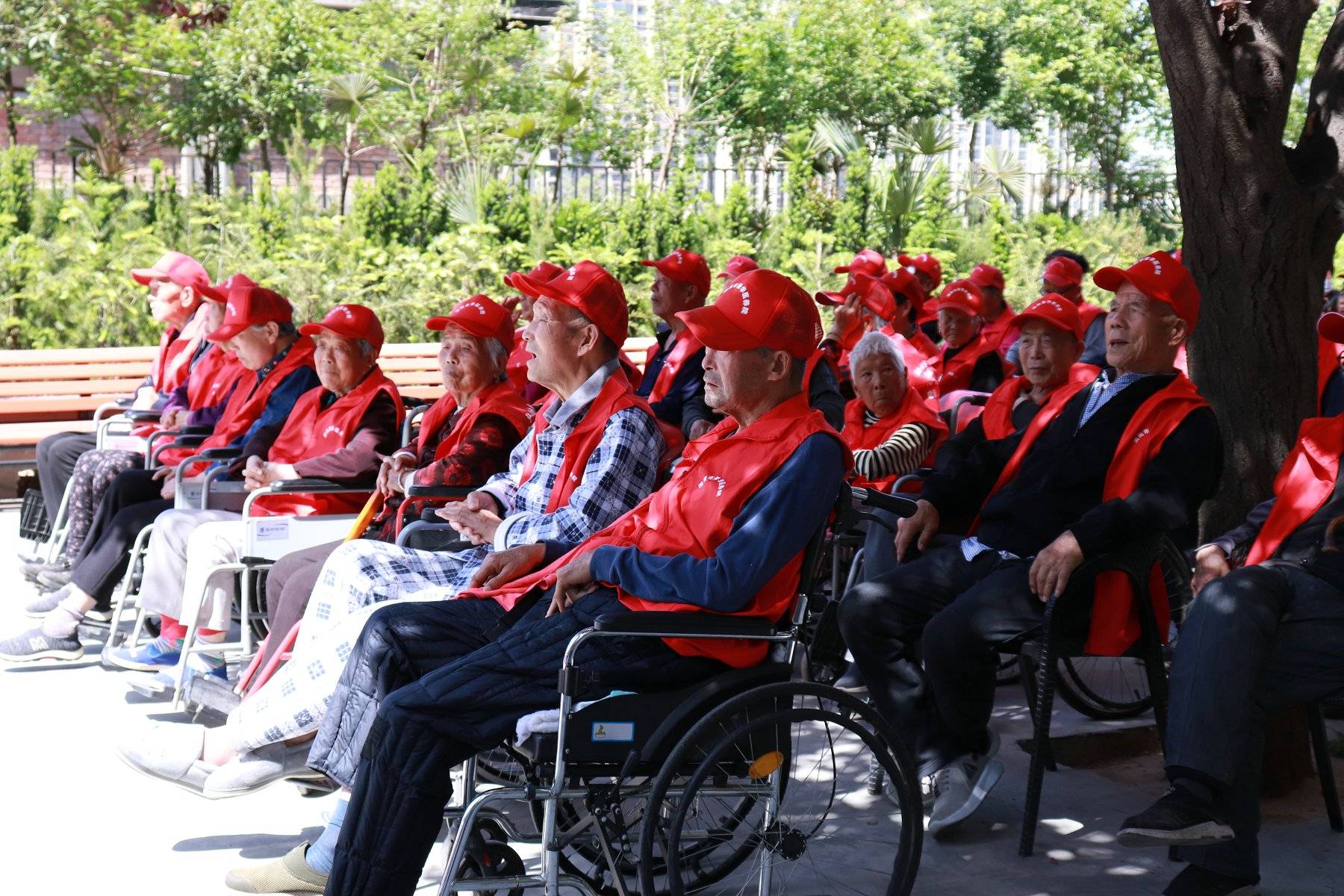 "百年诞·颂党恩"母亲节关爱老人公益慈善活动在渭南市景华医养院圆满