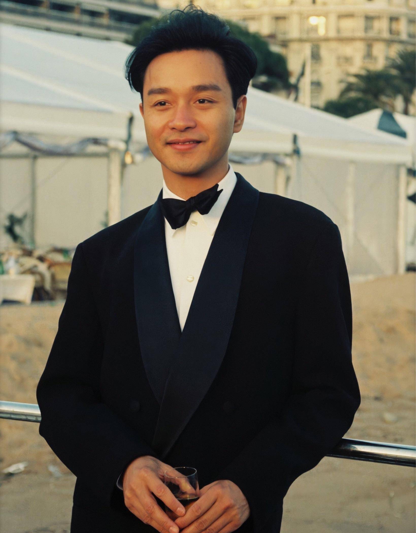 原创张国荣影响力惊人!纪念演唱会超500万人收看,影像灯光秀引热议