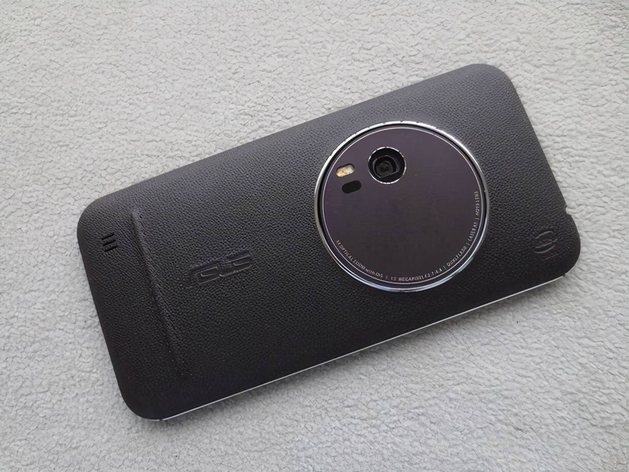 2015 年,华硕推出一款采用潜望式镜头方案的手机—— zenfone zoom