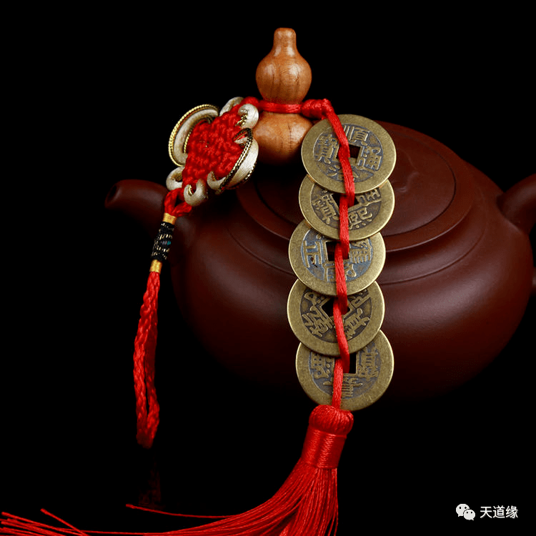五帝钱挂床头上可以吗?