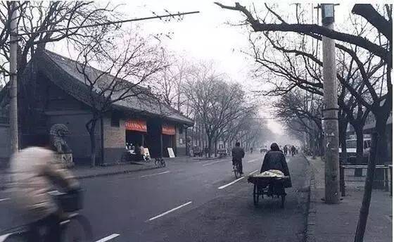 老照片带你重回过去的北京_胡同