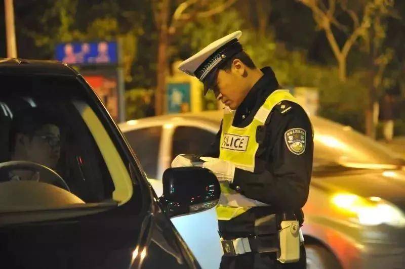 开鲁一男子深夜酒驾被群众举报,民警连夜出警依法查处