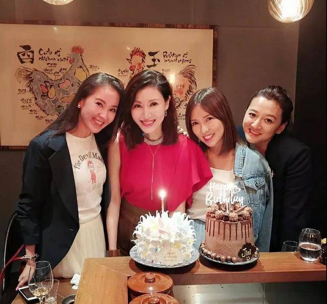 来看组香港名媛们的照片便知道了 这是李嘉欣生日聚会的照片: (虽然