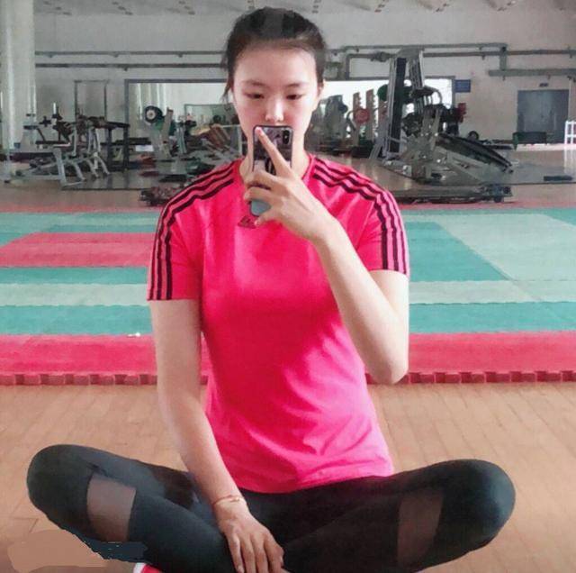 原创张常宁紧身裤训练,身材凹凸有致,体态丰盈,她是女排第一美女!