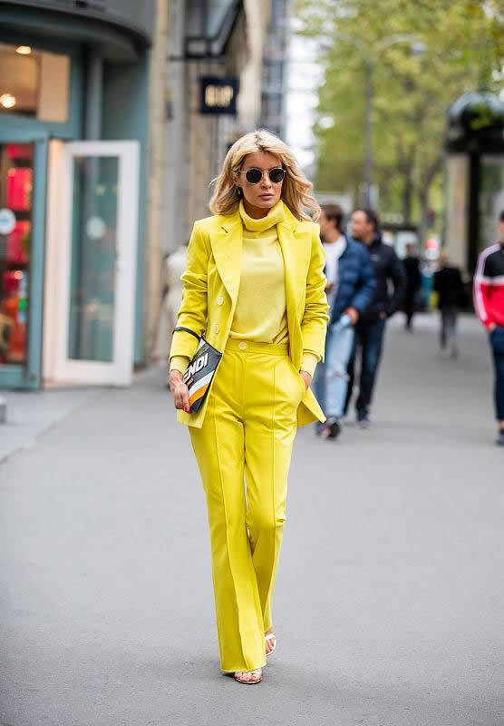 原创黄色西装配什么颜色的内搭好看配白色清爽配黄色很有高级感
