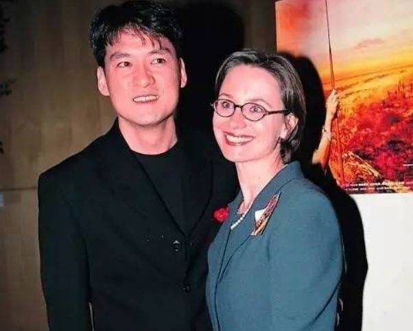 原创周华健和美国妻子同框,61岁的康粹兰满头白发,夫妻合照看着像母子