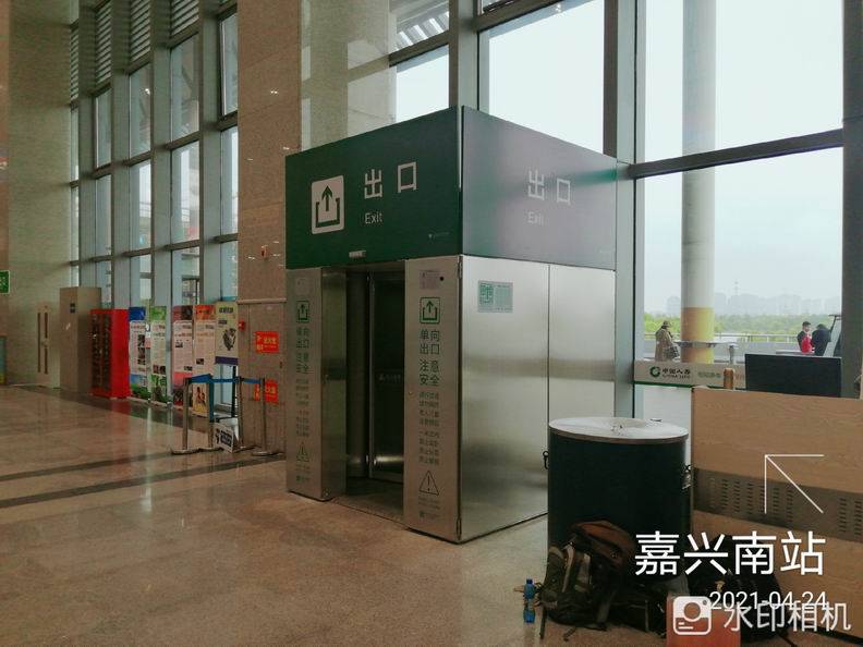 嘉兴南站安装使用智能平面单向门