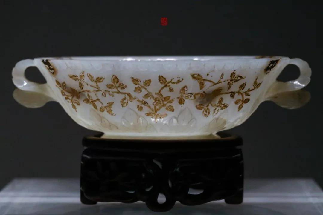 辽博的镇馆之宝包括商代兽面饕餮纹大鼎,西周鸭形尊,唐代张萱《虢国