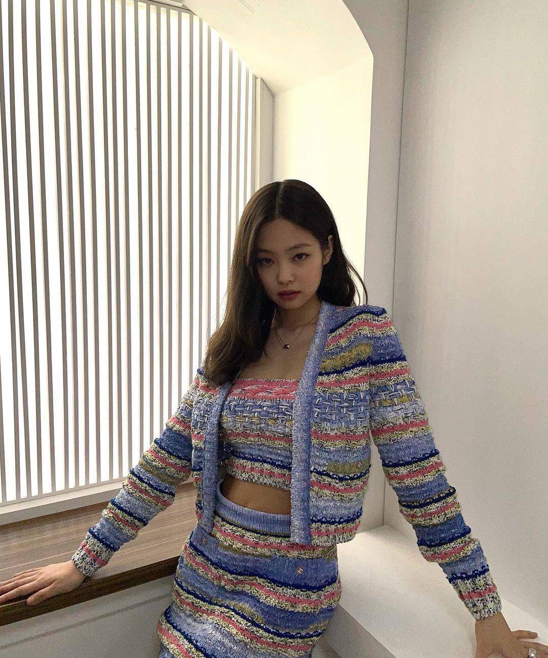 行走的香奈儿拽姐jennie25岁生日陷入浪漫花海美女氛围感十足