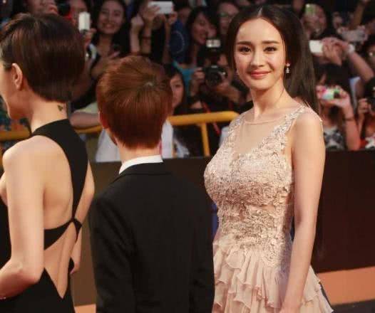 近日,网上曝光了一组女星杨幂现身参加海南三亚国际电影节的生图照片