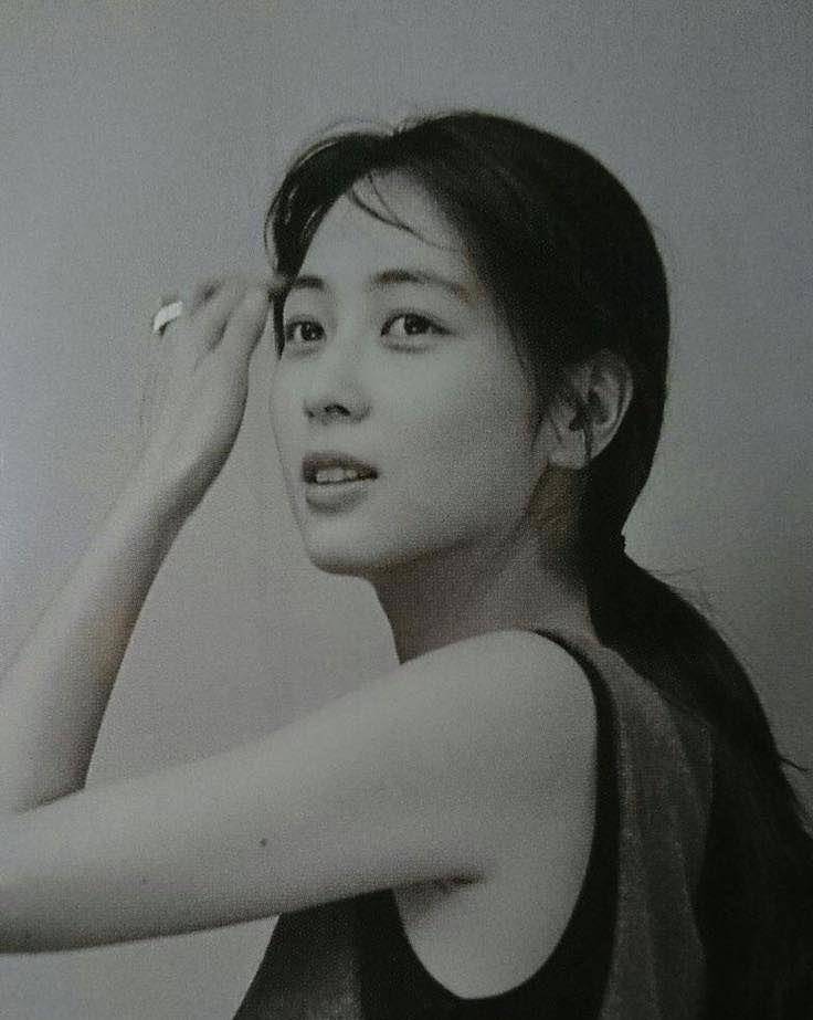 色彩浓郁也意味着会降低可爱感,拉高成熟感泉水的五官色彩是很出众