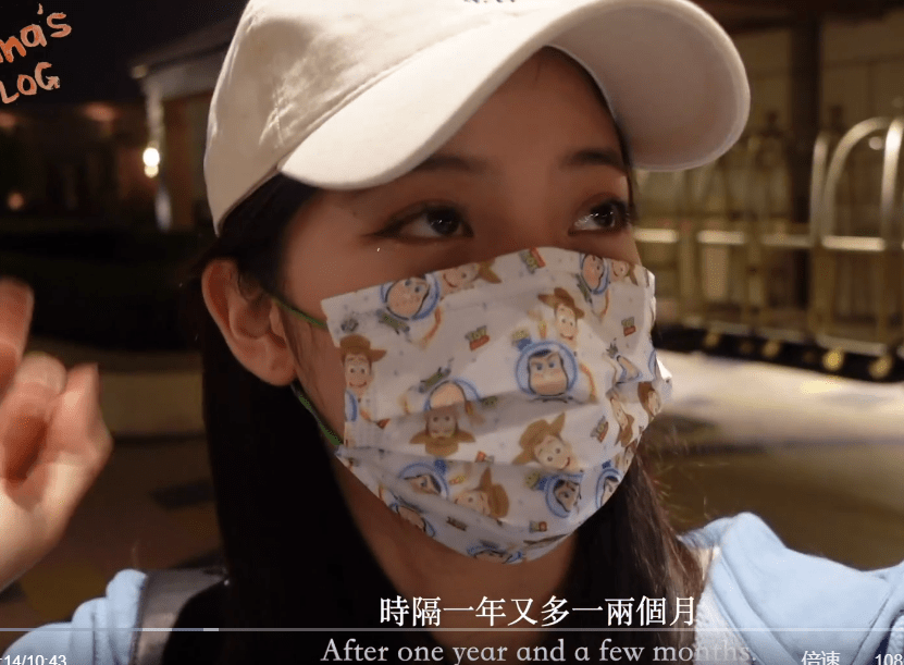 欧阳娜娜戴儿童口罩去迪士尼,痘痘意外抢镜,生图显现真实颜值?