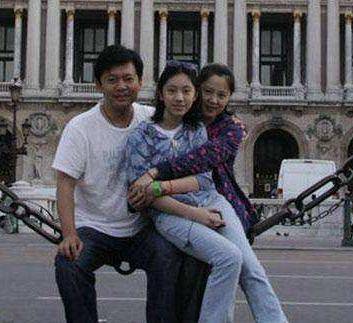 原创国家一级演员何政军,隐藏28年的妻子是她,难怪出道多年没有绯闻