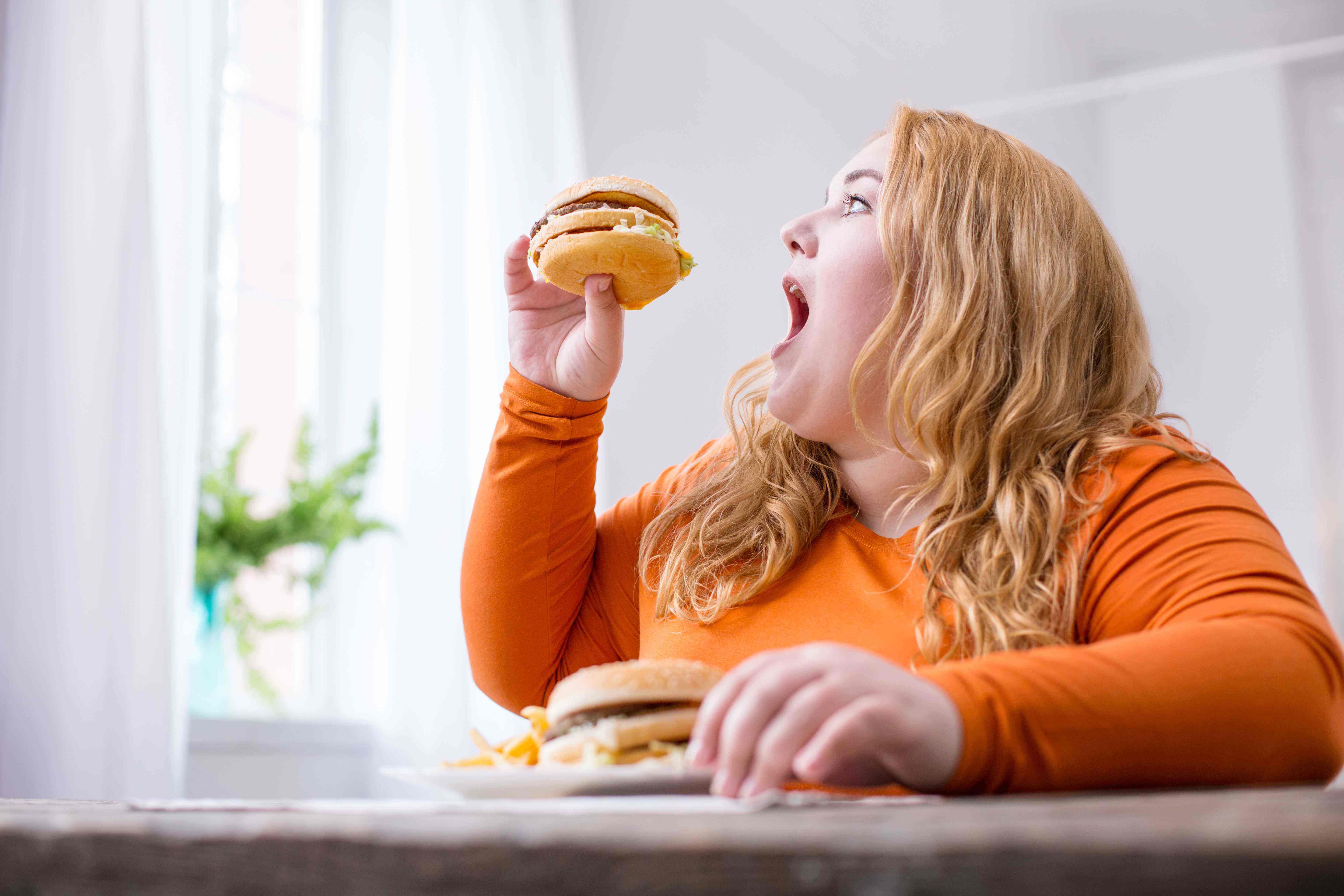 原创暴饮暴食比酒更伤胃吃得太撑会给健康带来这3大问题趁早改掉