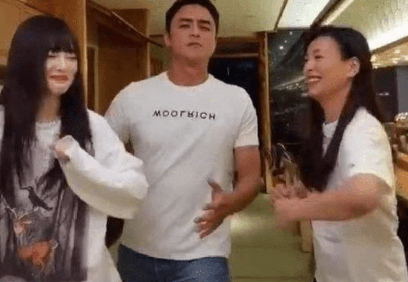 原创明道与张庭公司女员工亲密互动,还曾贴心为张庭披衣,网友:油腻?