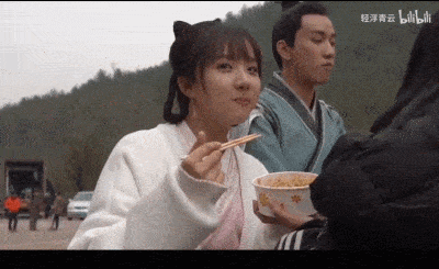 搂腰会不会尴尬?