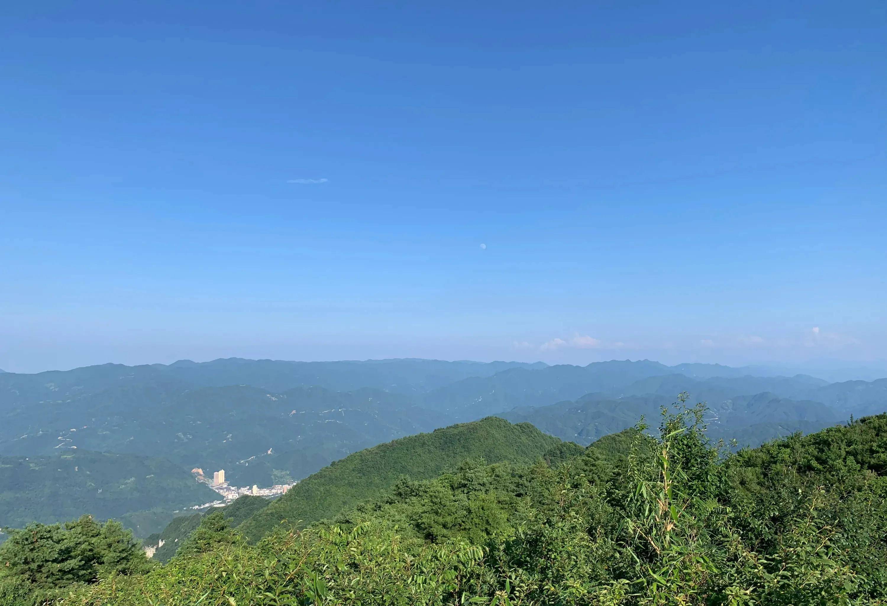 逃离城市喧嚣来汉中镇巴草坝景区看日出赏云海探秘原始竹林