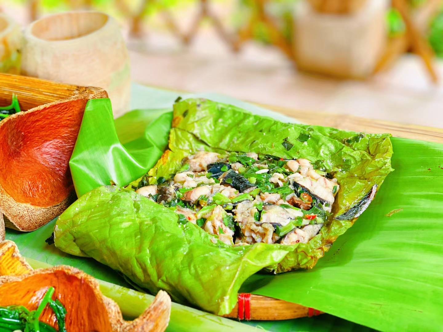 包烧 包烧是傣族传统的烹饪方式之一,芭蕉叶包烧江鳅是傣味菜的名菜