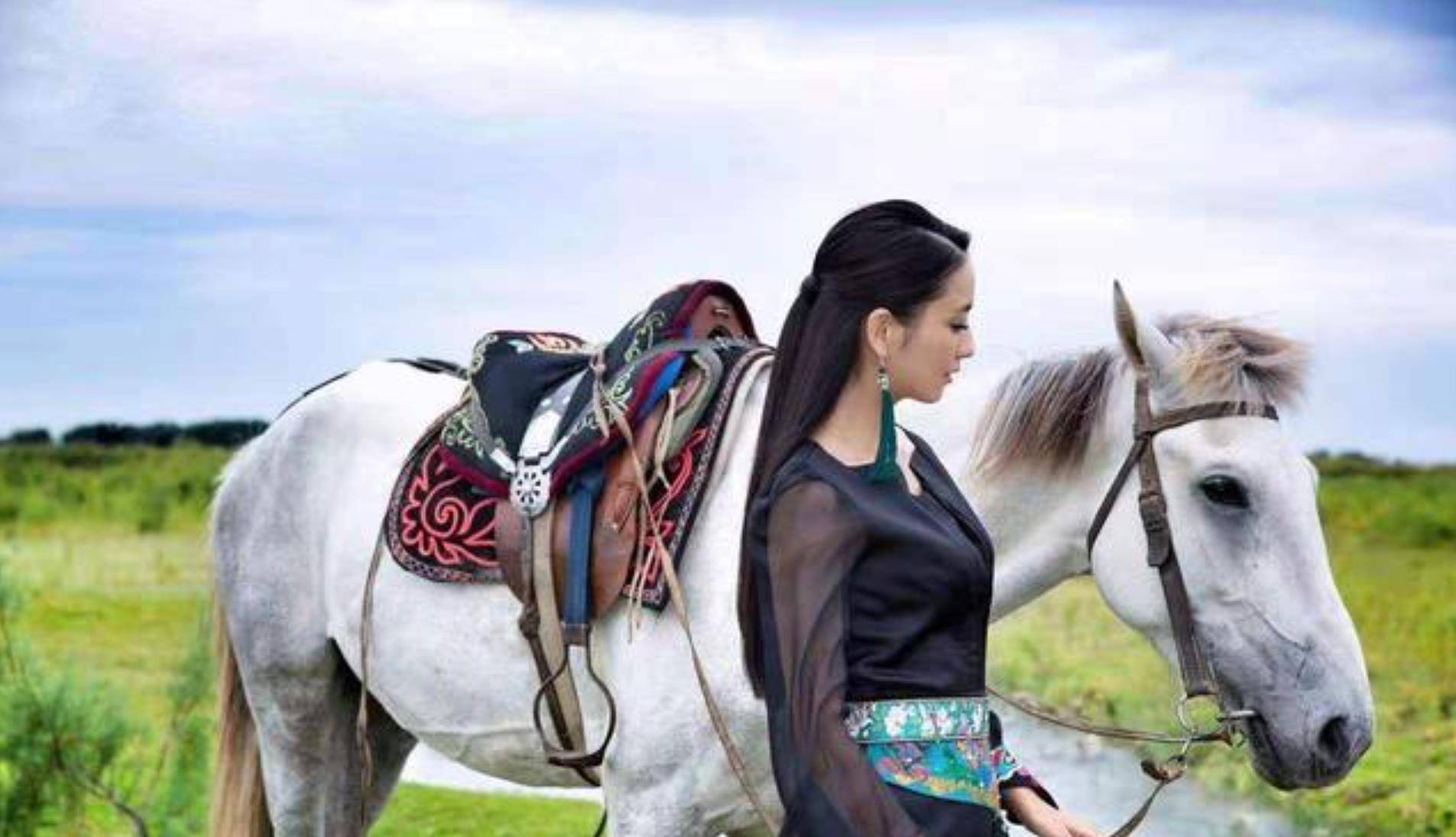 原创佟丽娅穿民族服草原骑马,拉弓射箭颇有古代女将军风范,英姿飒爽