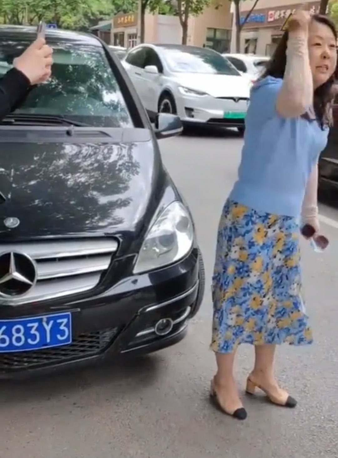 西安奔驰女司机穿高跟鞋开车还违停,母女二人撒泼与交警胡搅蛮缠
