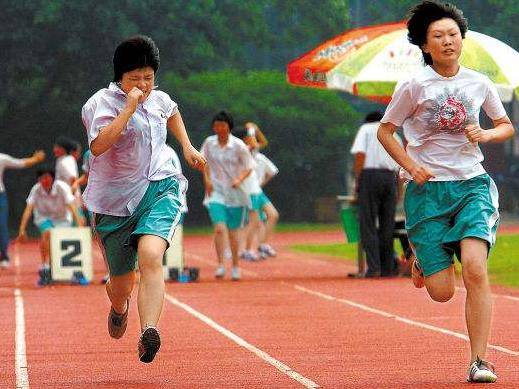 初中生在中考时,也要跑800米,但就是这区区的800米,却让很多学生大喊