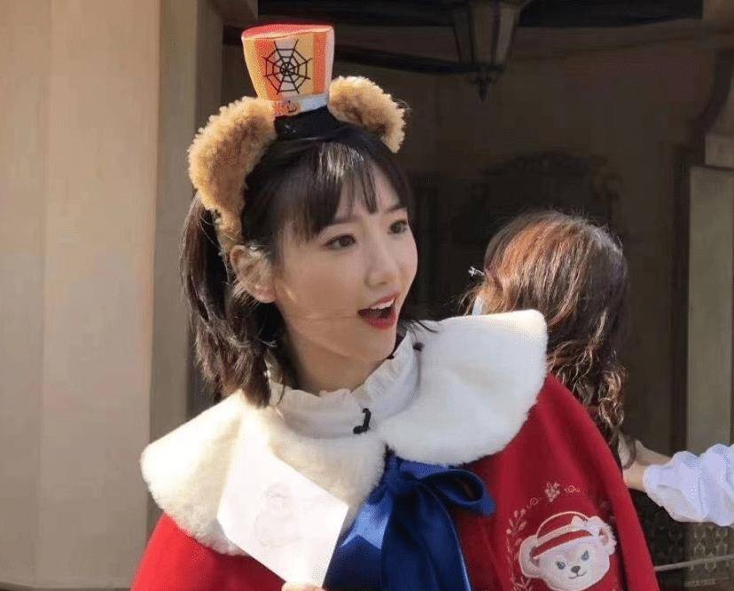 毛晓彤cos迪士尼公主,路人镜头生图曝光,颜值确定不是