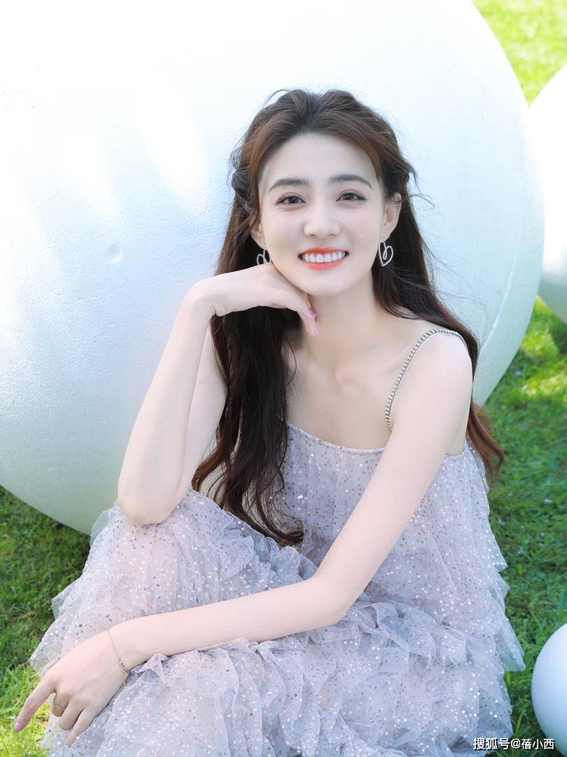 "方脸女神"徐璐又美出圈了,穿吊带纱裙气质清新,而且还很洋气