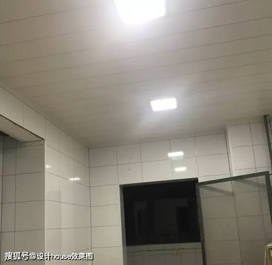 可以去选择铝扣板吊顶,如果有审美强迫症,就选择防水石膏板吊顶