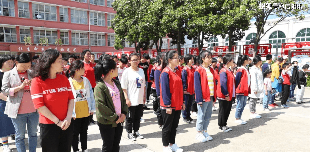 笔墨丹青传爱心河南省爱心助残书画院向信阳市特殊教育学校捐资赠画