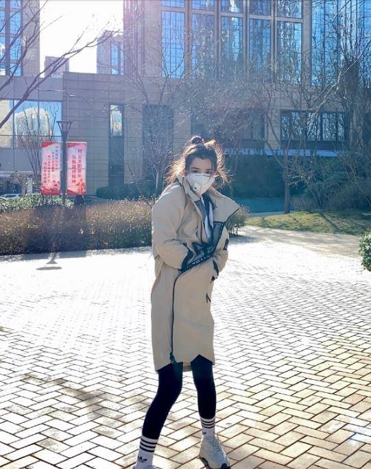 原创哈妮克孜不畏大风室外拍照,放飞自我头发却炸毛,漫画腿令 人羡慕