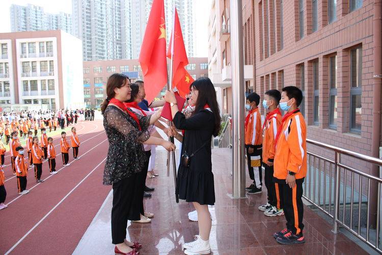 郑州市二七区滨河花园实验小学喜迎建党百年星星火炬代代传