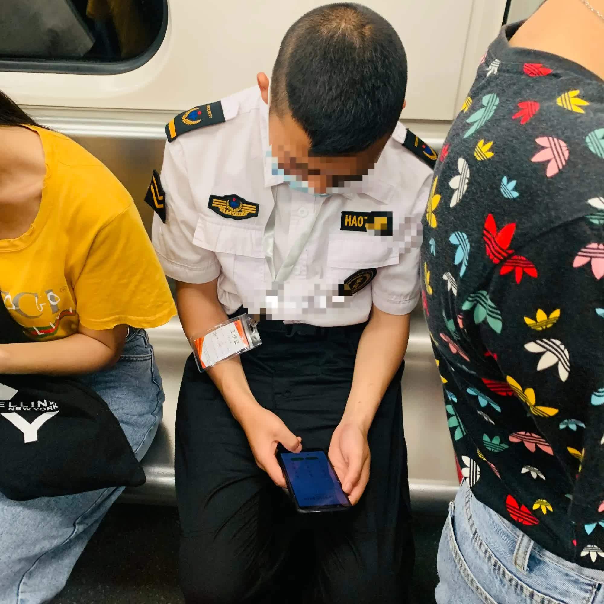 可恶!广州地铁安检员乘车贴身挤兑乘客,还不戴口罩大声聊电话