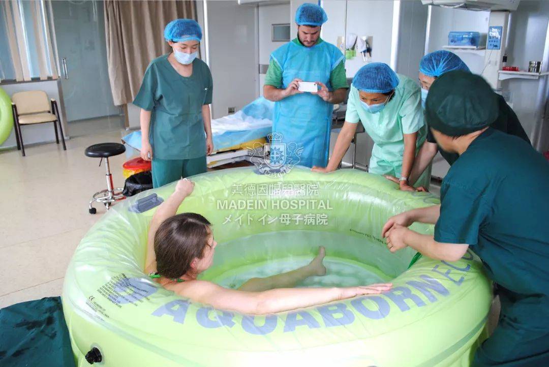 water birth/birth in water,顾名思义,水中分娩就是在水里生孩子.