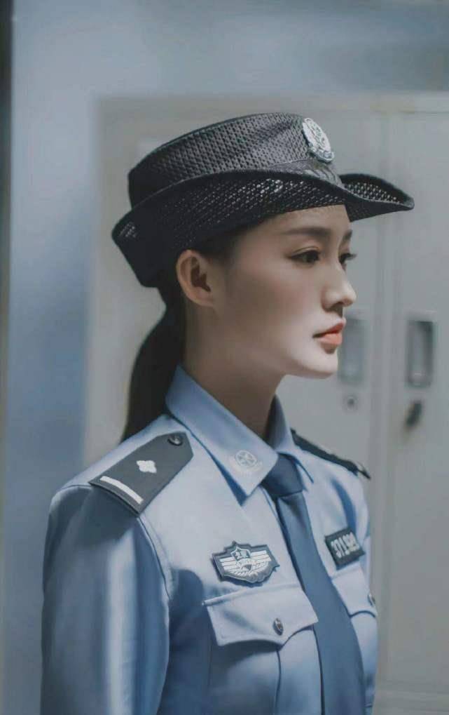 原创李沁警服造型又美又飒,一改《庆余年》柔弱形象,警匪言情女主终于