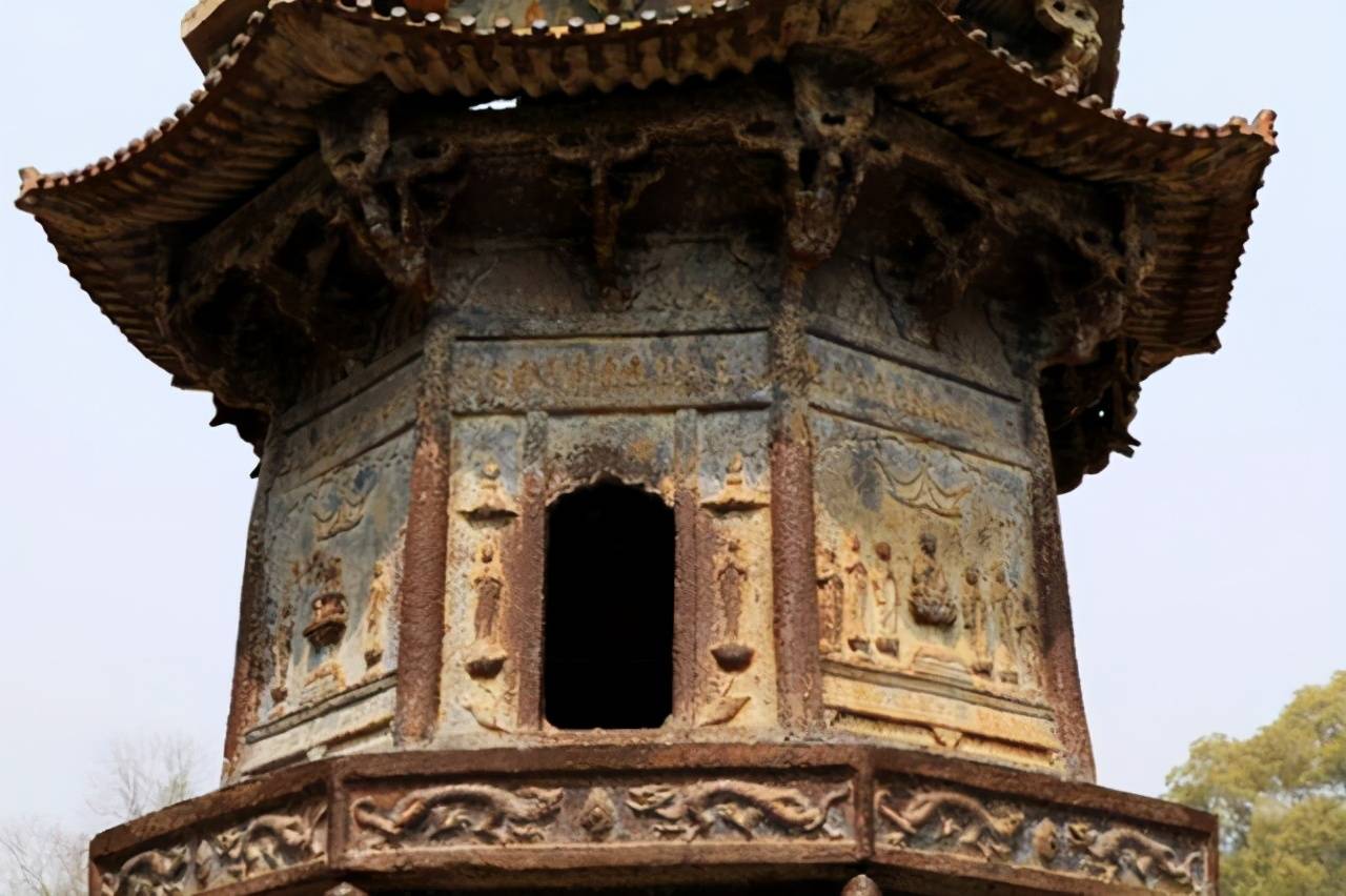 玉泉寺的铁塔曾向北倾斜,这难道是抵御北风,其实这是一个误会