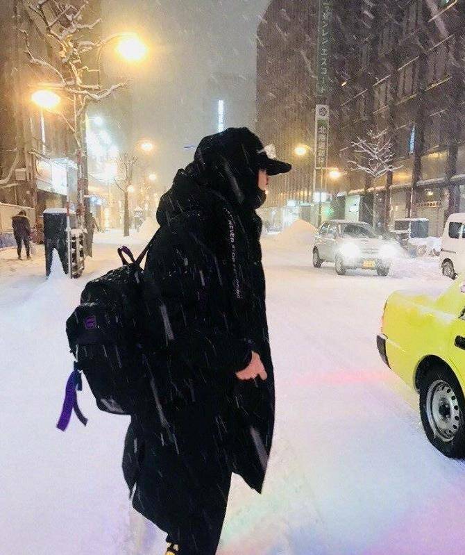 画报美男吴世勋,与狗狗在雪地里的照片.