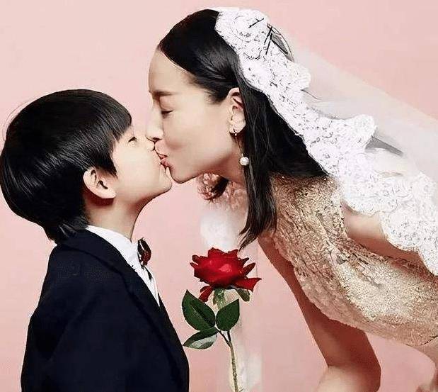 董洁和儿子拍"婚纱照"引热议,网友吐槽:请把顶顶当成孩子看
