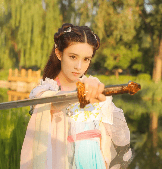 原创"北影校花"孟子义被骂情商低,扒完她的上位史后:这才是高端操作!