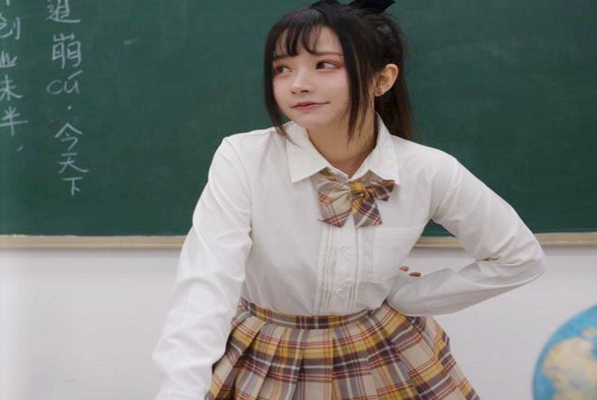 年轻女老师穿"jk制服"上课,学生上课立马不困了,家长却着急了