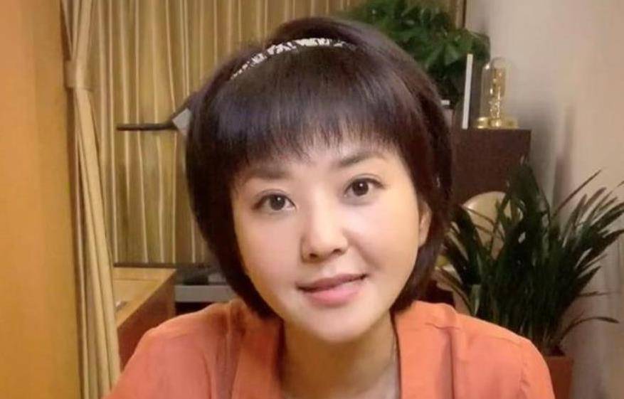 原创46岁主持人方琼近照嫁大8岁领导依旧冻龄儿子长相一言难尽