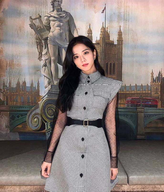 在粉墨的新歌mv中,jisoo都穿了什么衣服?还是dior最宠