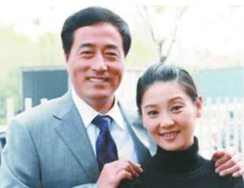 善良的杨立新也收获了一位贤惠的妻子,他与妻子结婚多年来一直十分