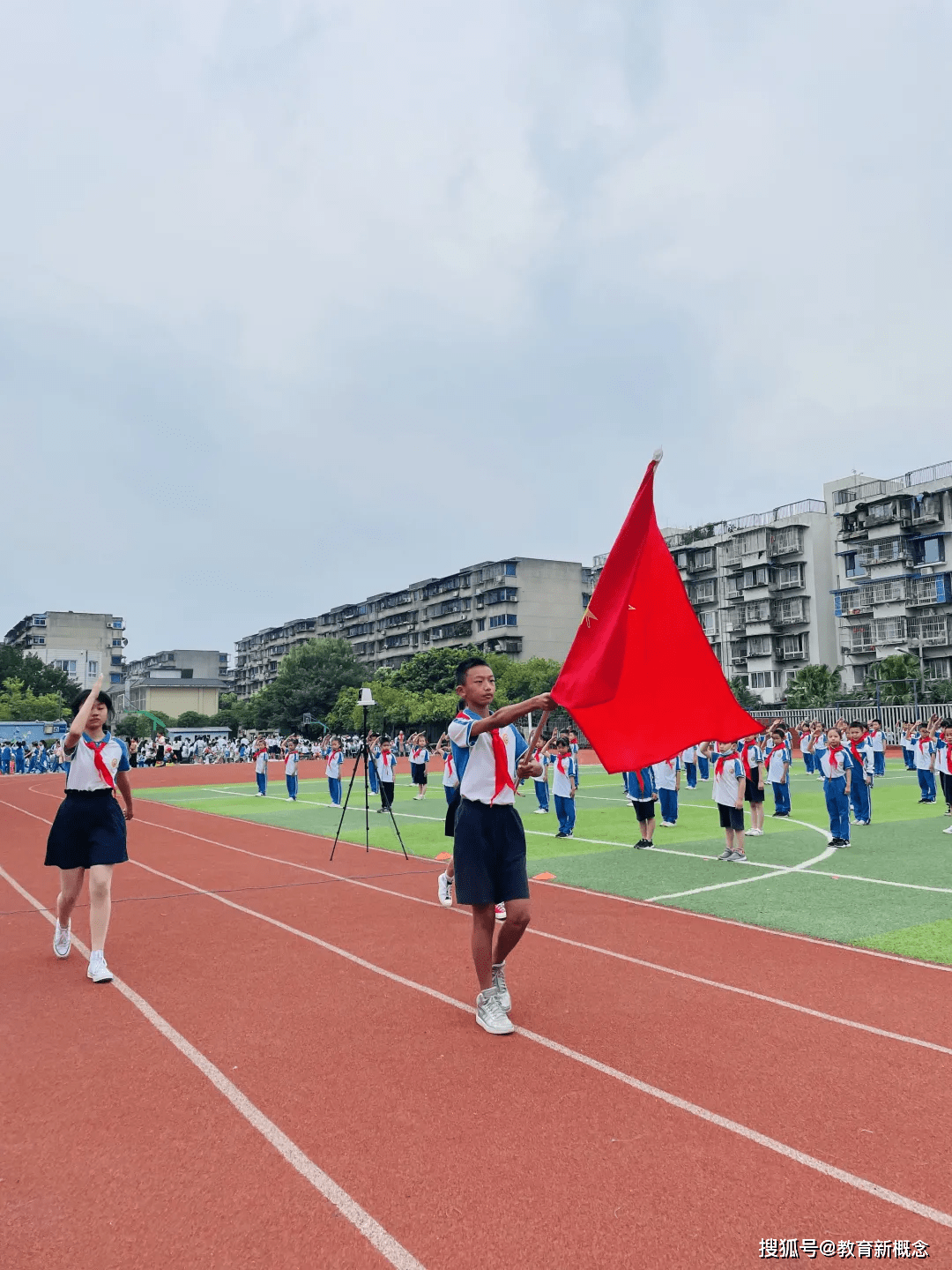 红船起航,逐梦未来——记灵龙小学新队员"六一"入队仪式