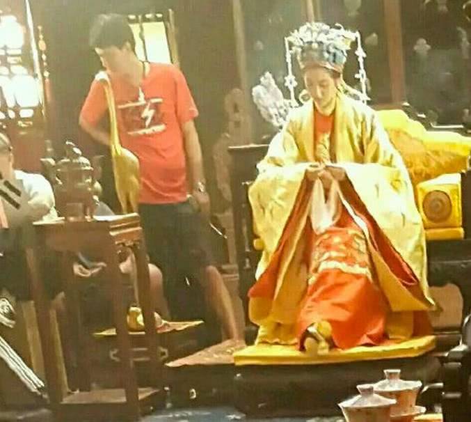 当然最开心的还是导演胡梅.他贴出最后一枪已经打完了!