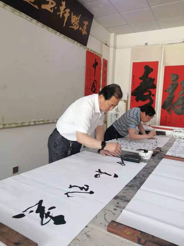 河北唐山书画家协会主席携书画家到丰南雨畅轩书画院进行书画交流_陈