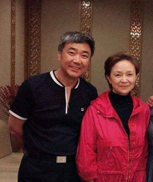61岁刘莉莉老公近照曝光,结婚多年恩爱有加,你我都很熟悉他