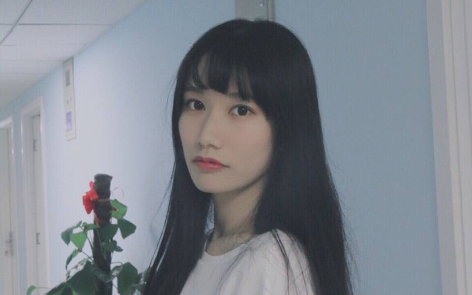 她叫陈逸菲,以前和鞠婧祎同属于女子团体snh48的成员.