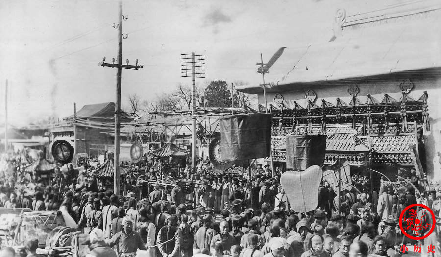 晚清老照片:1908年上海销毁鸦片和烟枪,年轻人背着老母亲乞讨